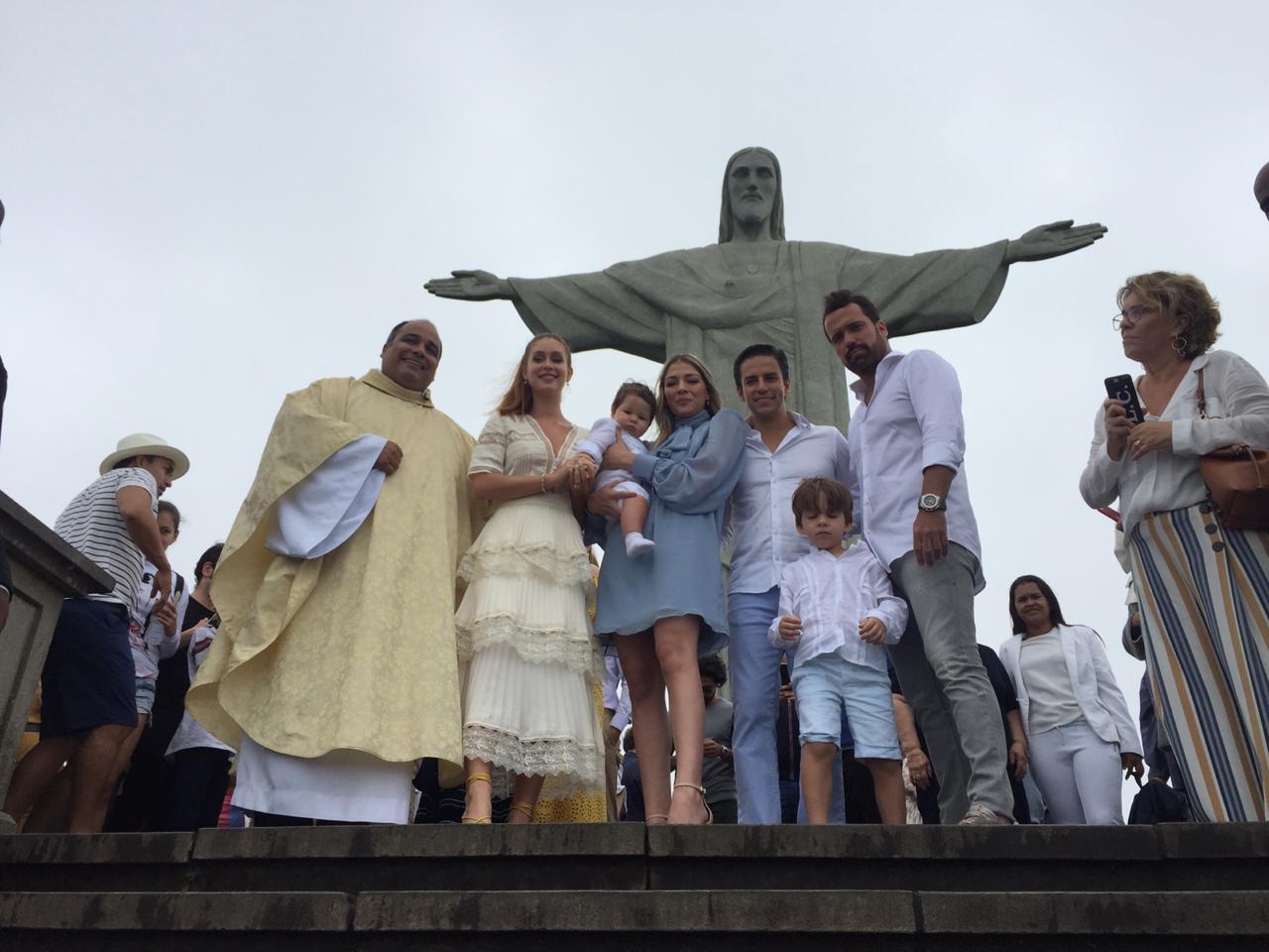 Batizado do filho da atriz Luma Costa e do empresário Eduardo Martins é realizado no Cristo Redentor