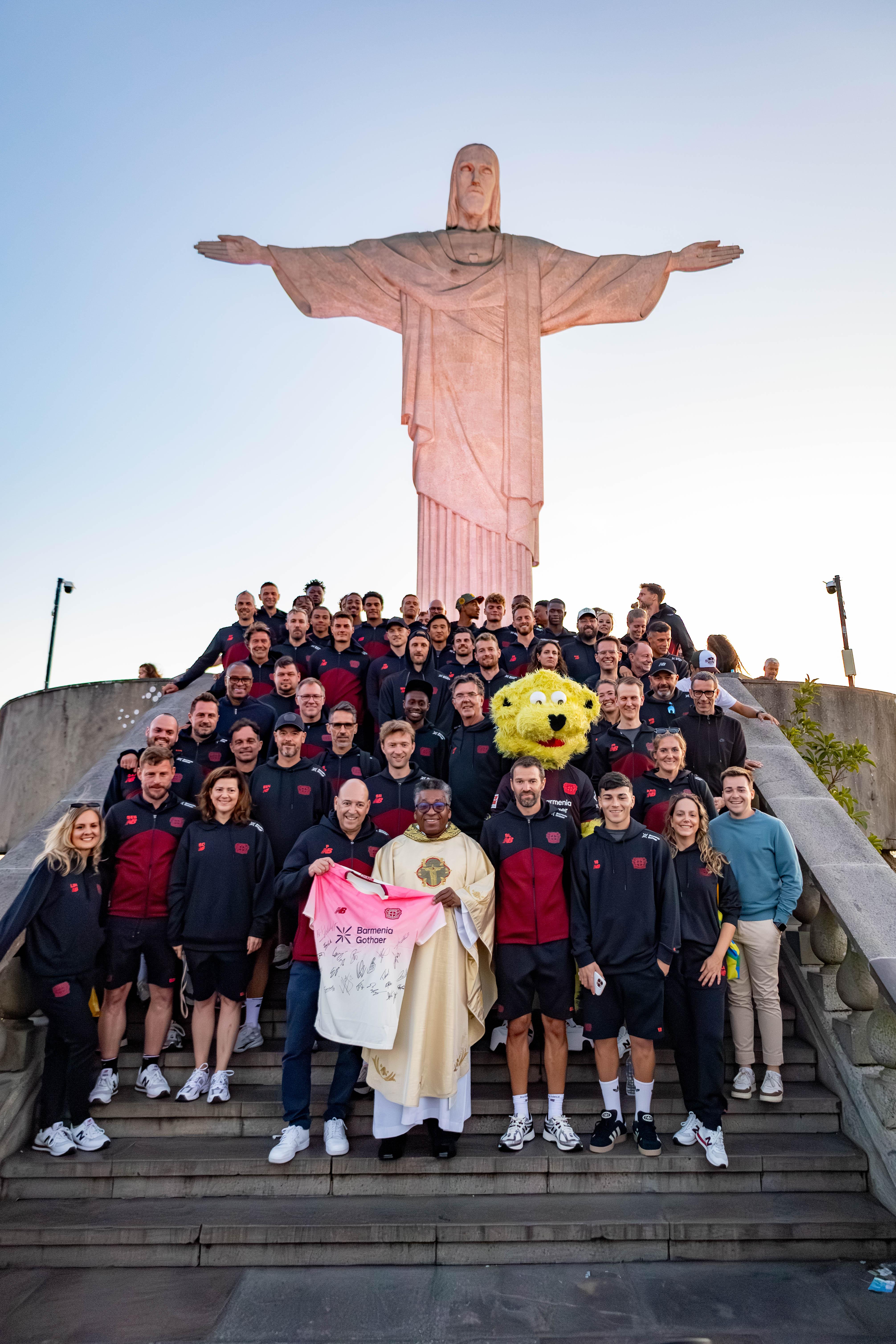 Bayer Leverkusen une futebol e solidariedade em visita ao Cristo Redentor