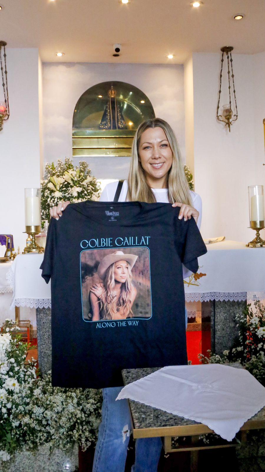 Cantora Colbie Caillat visita o Santuário Arquidocesano Cristo Redentor