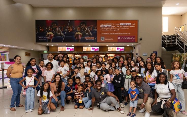 Consórcio Cristo Sustentável promove sessão social de “Superman” para crianças da instituição “Iluminando o Futuro”, em parceria com a Warner Bros. Pictures