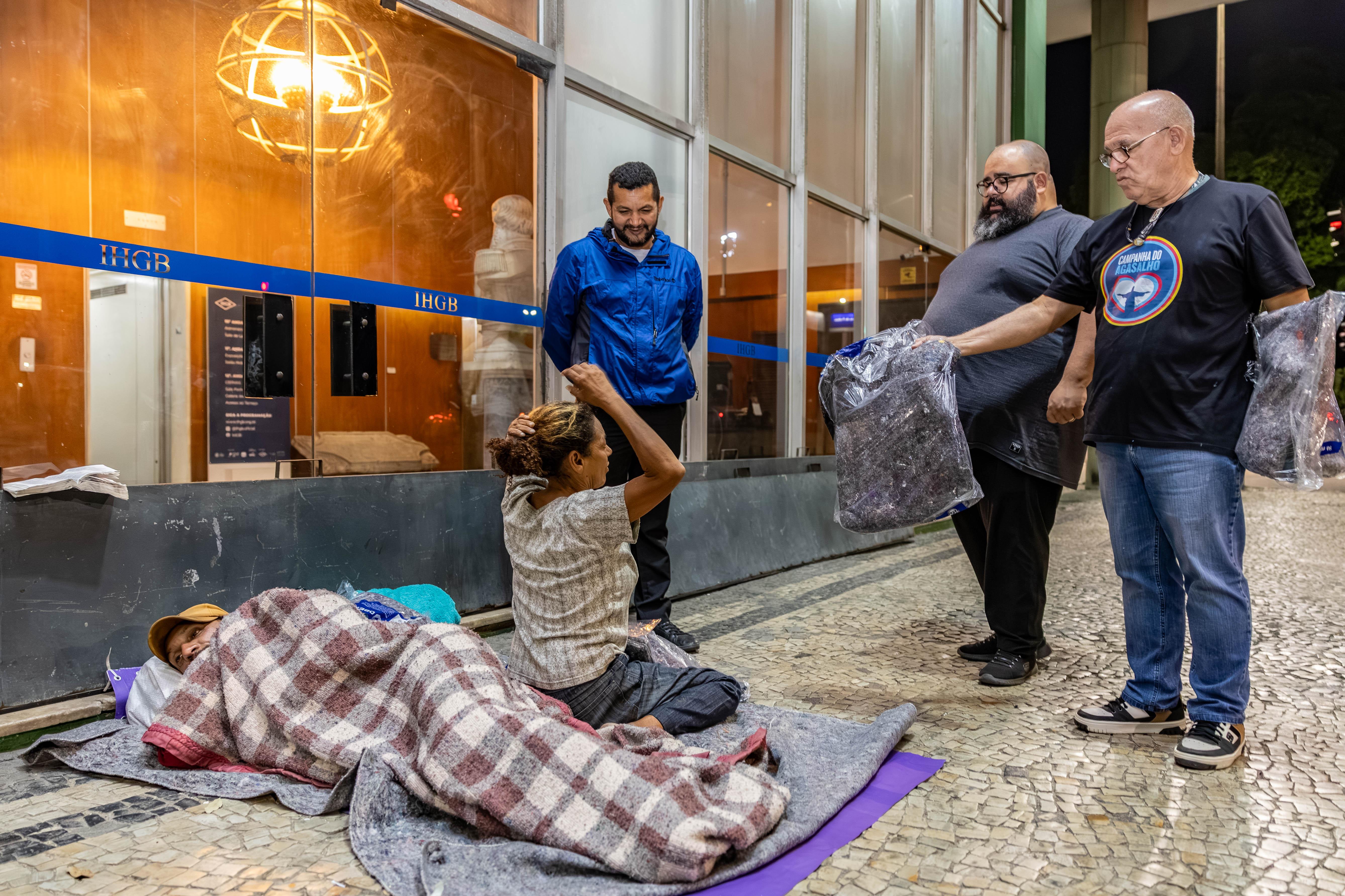 Consórcio Cristo Sustentável realiza mais uma entrega da Campanha do Agasalho 2025 para a população em situação de rua