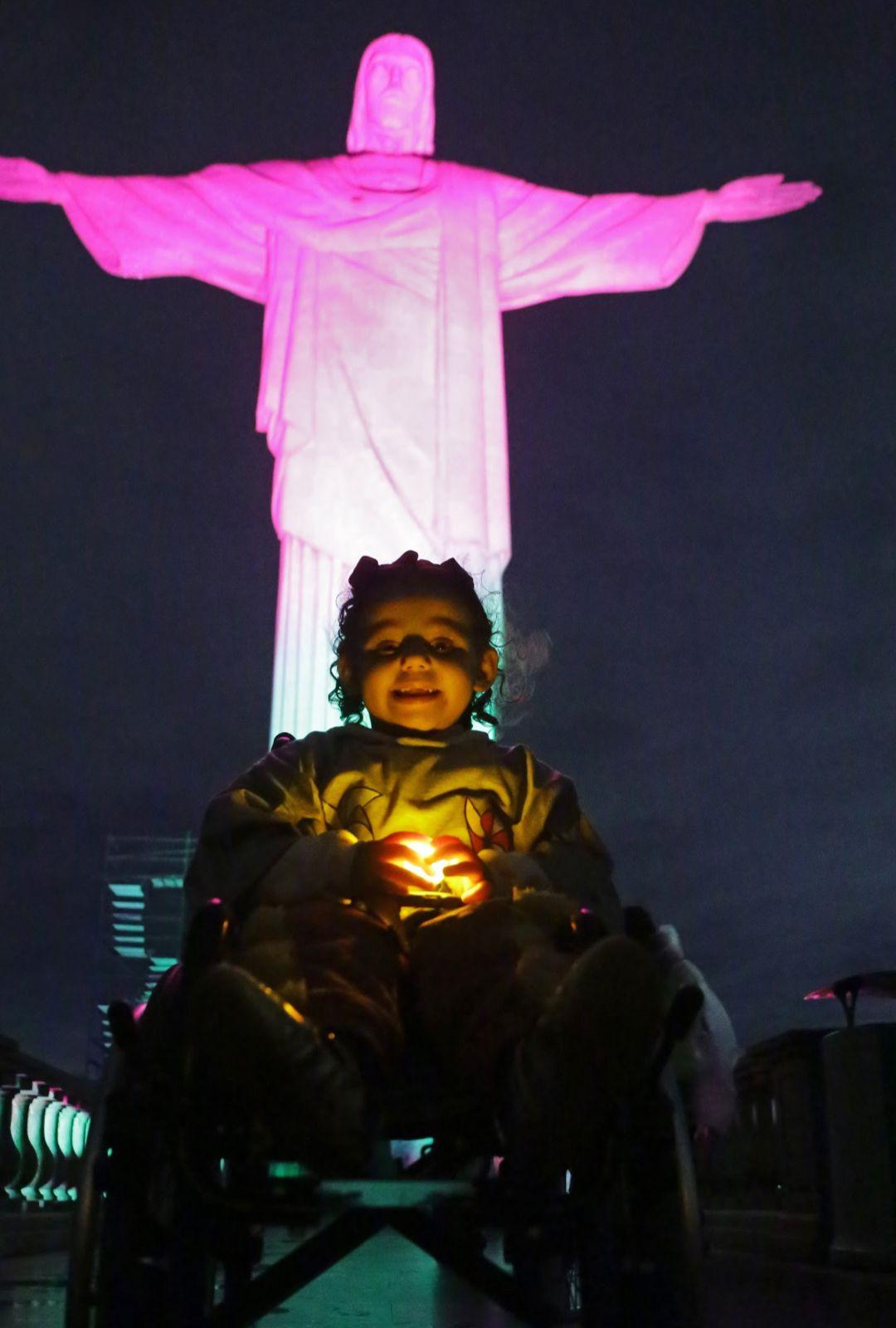 Cristo recebe iluminação especial pelo Mês de Conscientização da Atrofia Muscular Espinhal