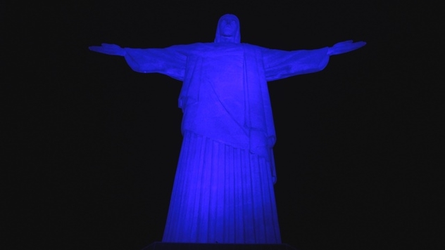 Cristo Redentor azul pelo Dia Nacional da Pessoa com Deficiência Auditiva
