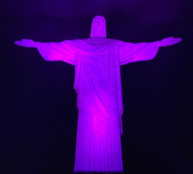 Cristo Redentor é iluminado em roxo para celebrar o início do Advento