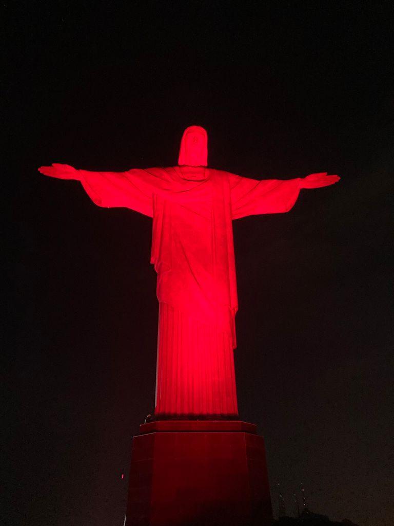 Cristo Redentor é iluminado em vermelho para celebrar os 132 anos da Drogarias Pacheco