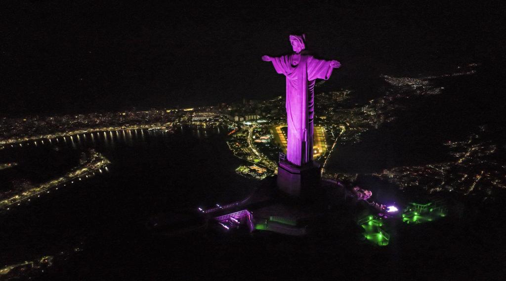 Cristo Redentor é iluminado na cor rosa em maio para alertar sobre a importância dos cuidados com o câncer de mama o ano todo