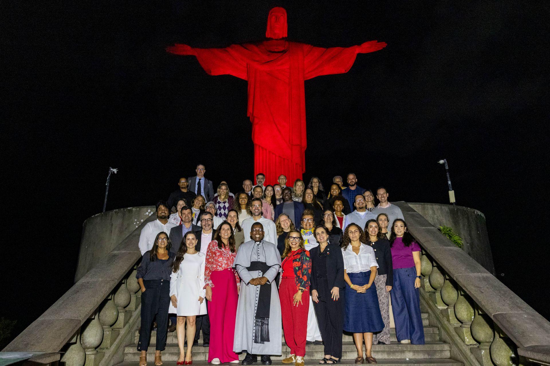 Cristo Redentor é iluminado no Dia Mundial do Coração em ação conjunta do Instituto Lado a Lado pela Vida e do Instituto Nacional de Cardiologia