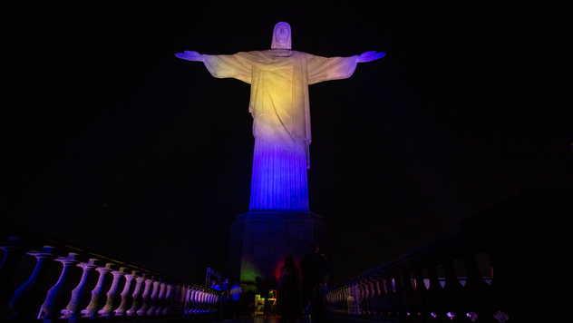 Cristo Redentor em azul e amarelo celebra os 20 anos da vitória de Guga, em Roland Garros