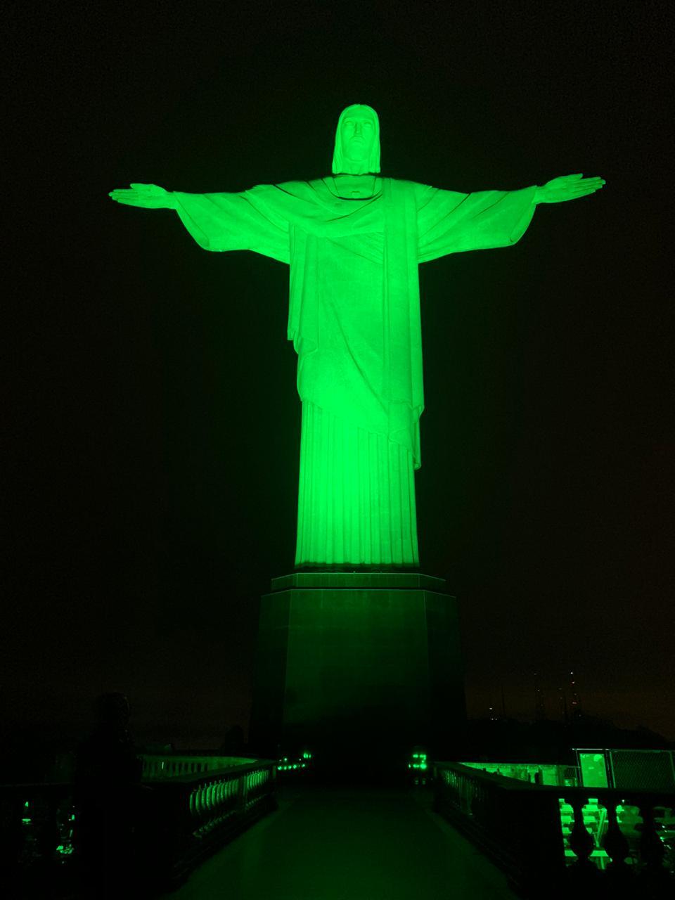Cristo Redentor em verde-oliva no Dia do Exército
