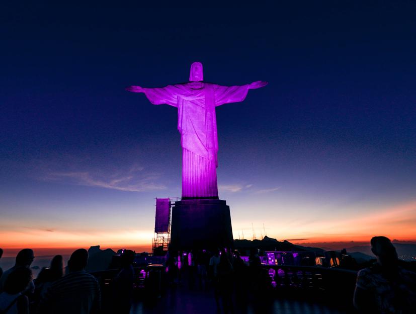 Cristo Redentor iluminado em lilás pelo combate à violência contra as mulheres e pelos 18 anos da Lei Maria da Penha