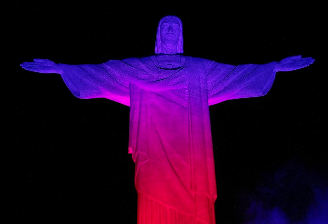 Cristo Redentor foi iluminado em azul e vermelho no Dia Mundial da Trombose