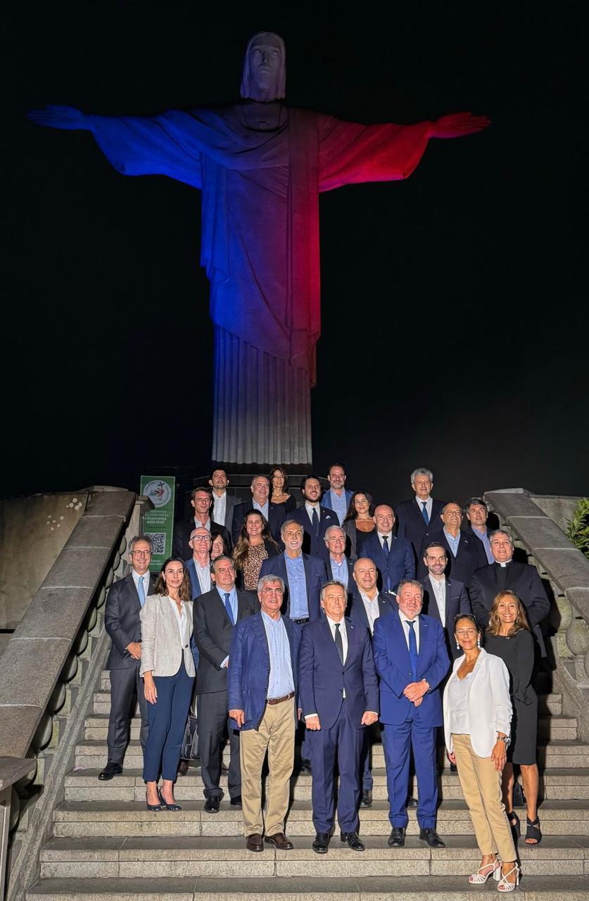 Cristo Redentor ganha iluminação especial em homenagem aos 125 anos da Câmara de Comércio França-Brasil