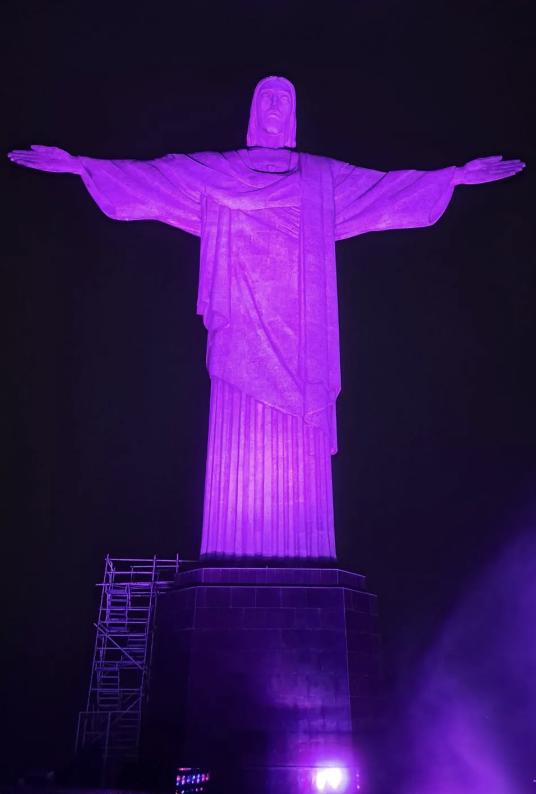 Cristo Redentor ganha iluminação especial para celebrar o Dia pelas Emissões Zero no Planeta e o Dia Nacional da Natureza