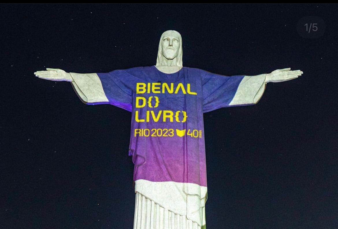 Cristo Redentor homenageia 40 anos da Bienal do Livro Rio