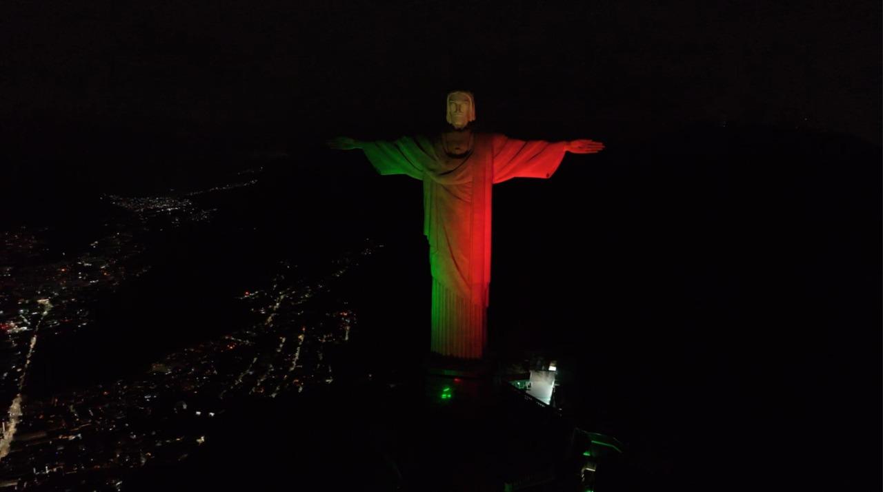 Cristo Redentor iluminado com as cores da bandeira portuguesa pelo Dia de Portugal, de Camões e das Comunidades Portuguesas