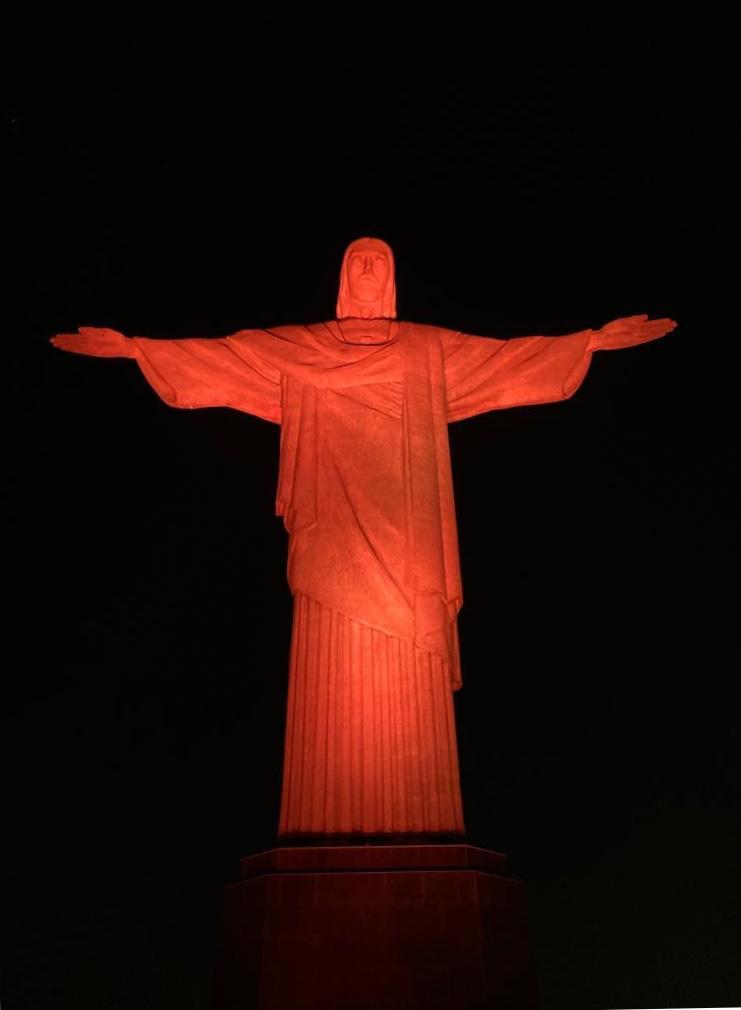 Cristo Redentor iluminado de laranja pelo Dia Mundial da Segurança do Paciente
