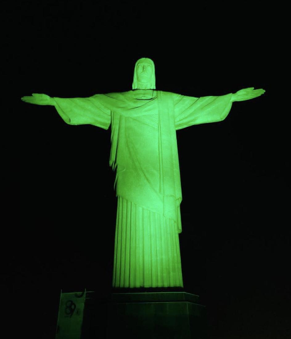 Cristo Redentor iluminado de verde pelo Dia do Fisioterapeuta e do Terapeuta Ocupacional