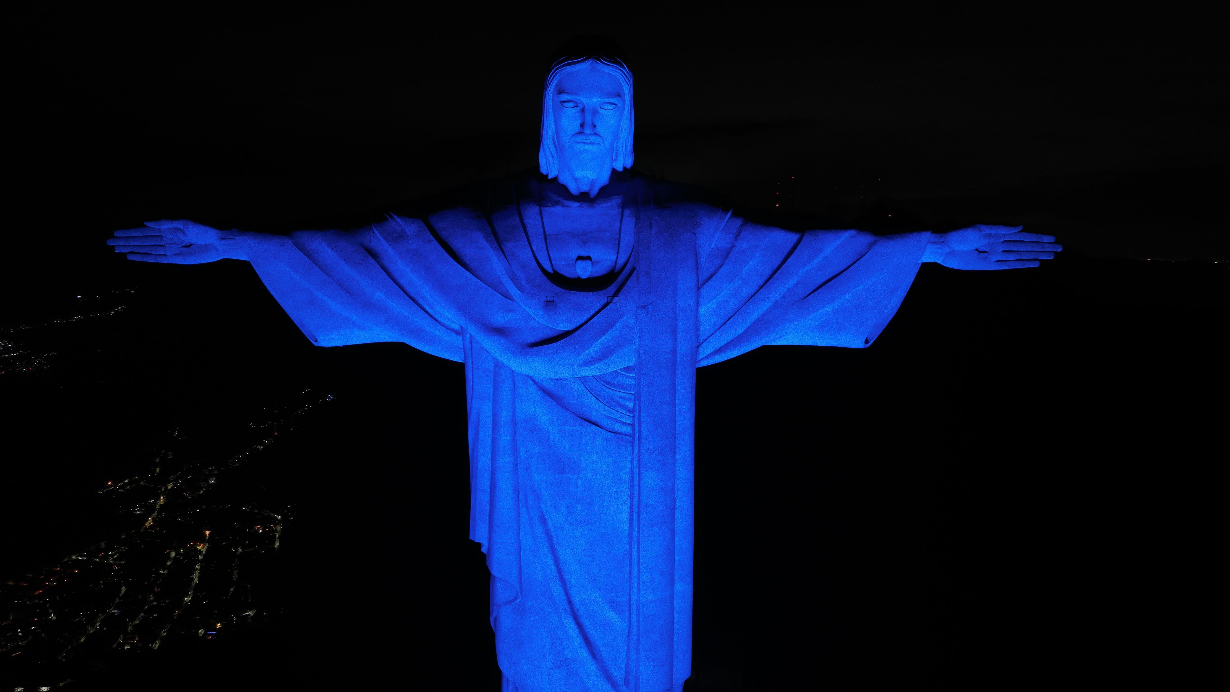 Cristo Redentor iluminado em azul em homenagem aos 55 anos da Estácio