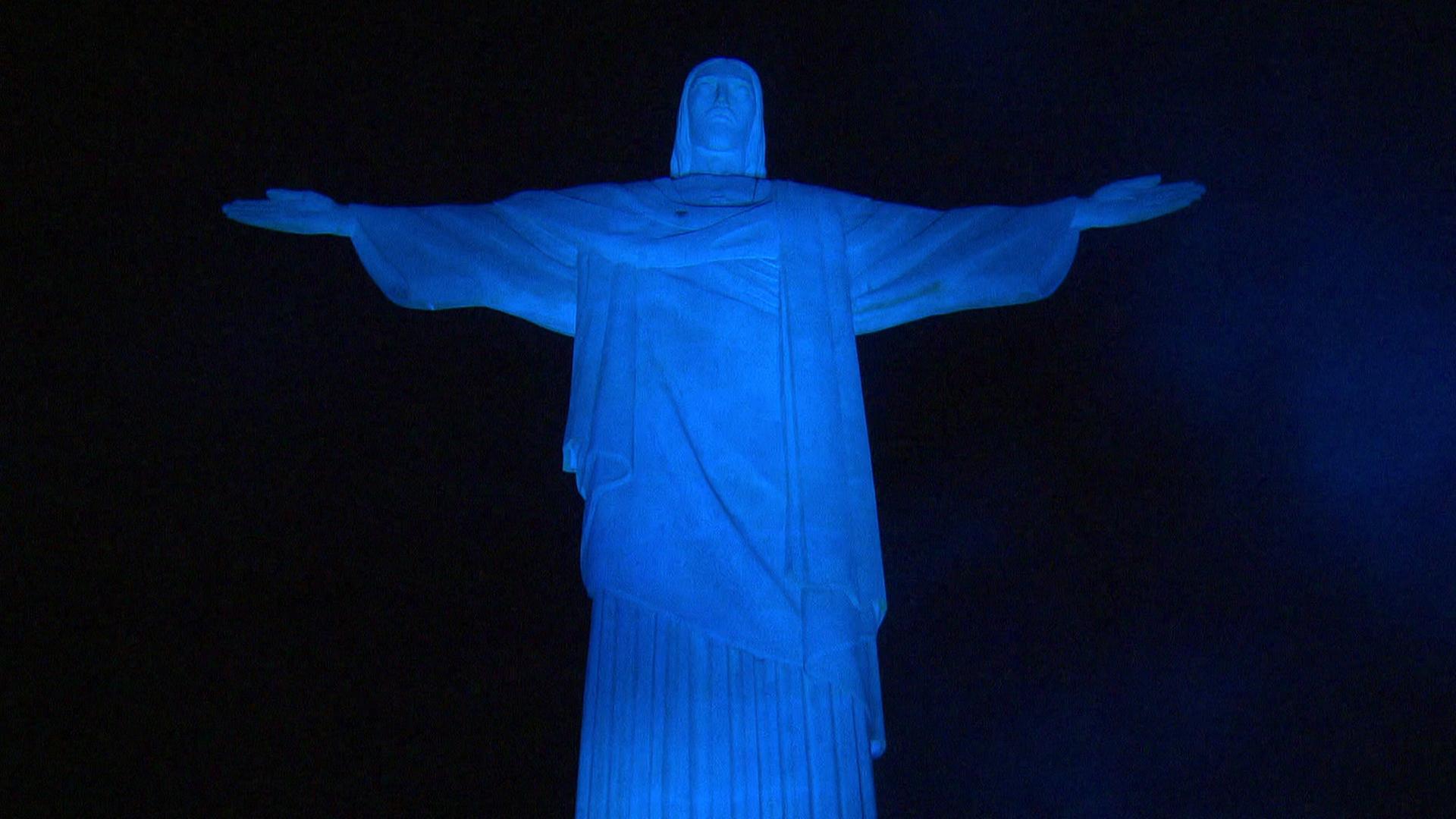 Cristo Redentor iluminado em azul pelos 72 anos do Instituto Dante Pazzanese de Cardiologia