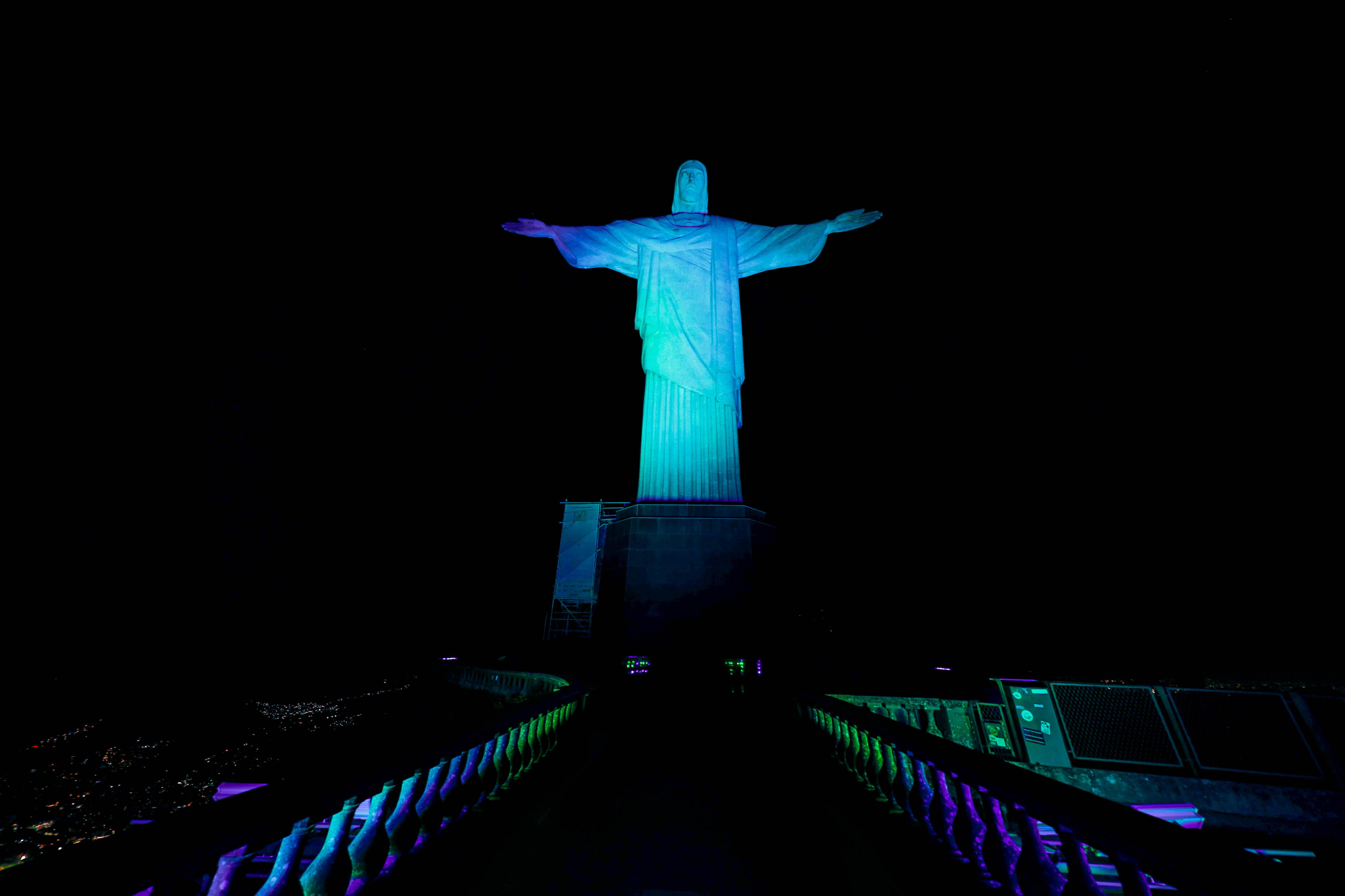 Cristo Redentor iluminado em azul turquesa pela campanha de conscientização sobre a Síndrome do Olho Seco
