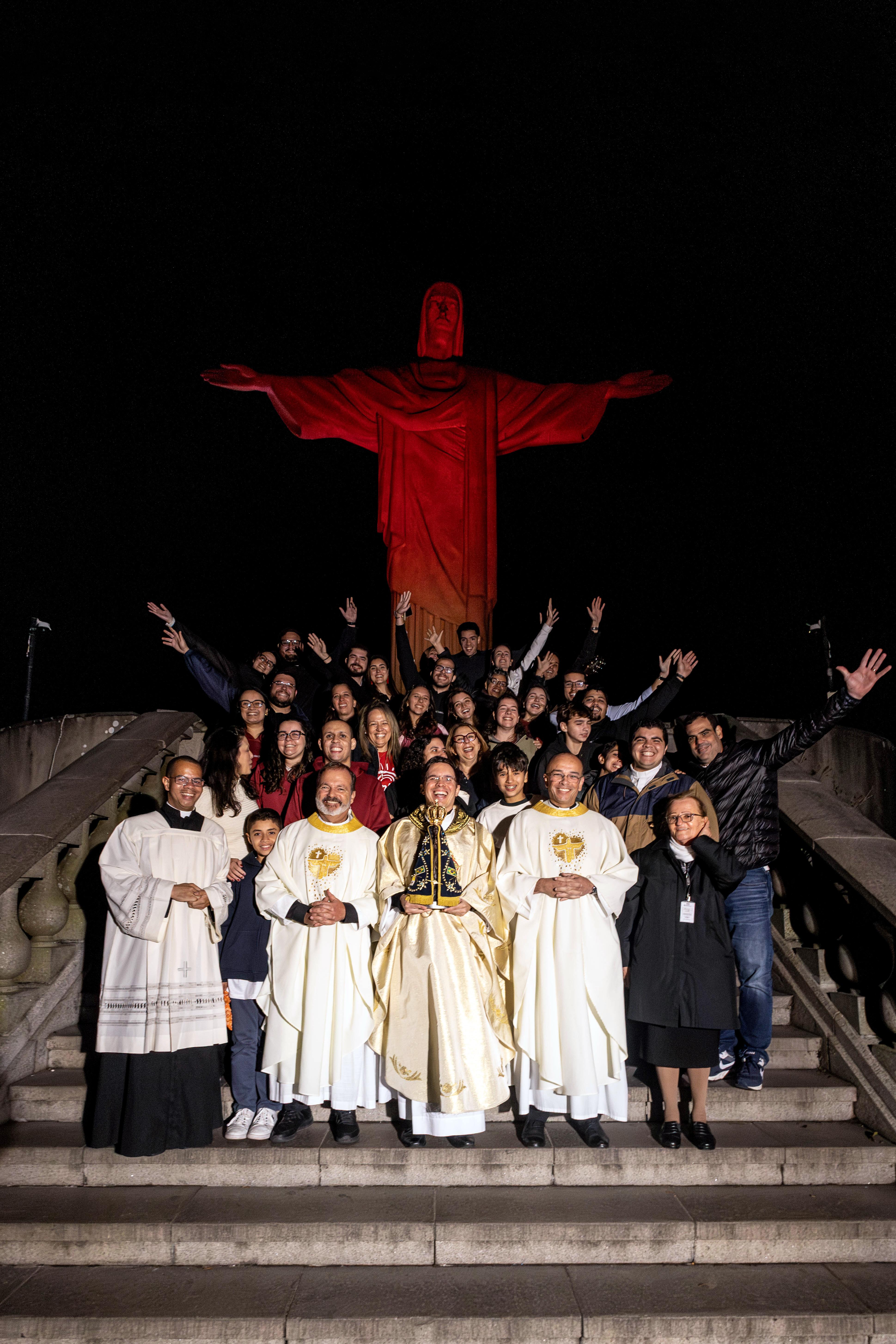 Cristo Redentor iluminado em celebração aos 40 anos do Regnum Christi no Brasil