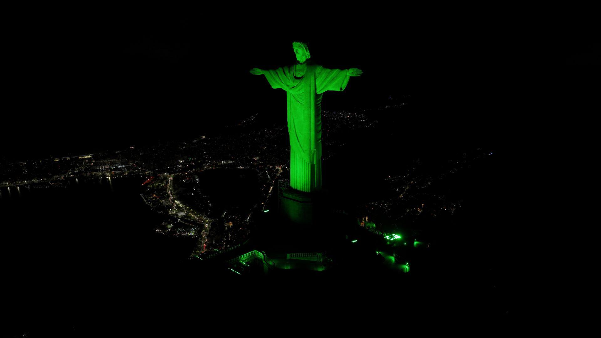 Cristo Redentor iluminado em verde pelo Dia Mundial da Hidrografia