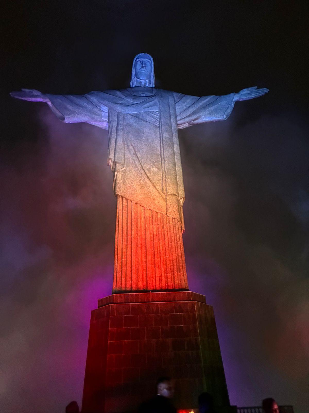 Cristo Redentor iluminado nas cores da bandeira panamenha pelas relações Brasil-Panamá