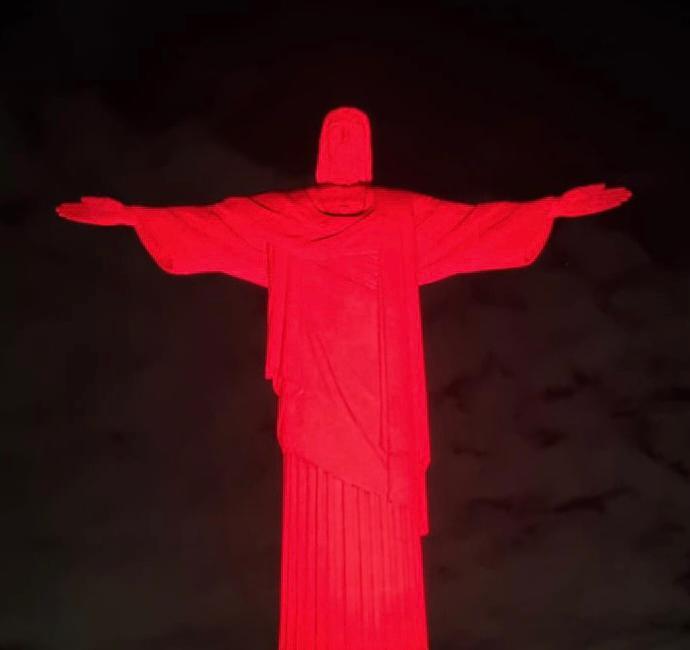 Cristo Redentor iluminado para conscientizar sobre doença que atinge mais de 20 milhões de brasileiros