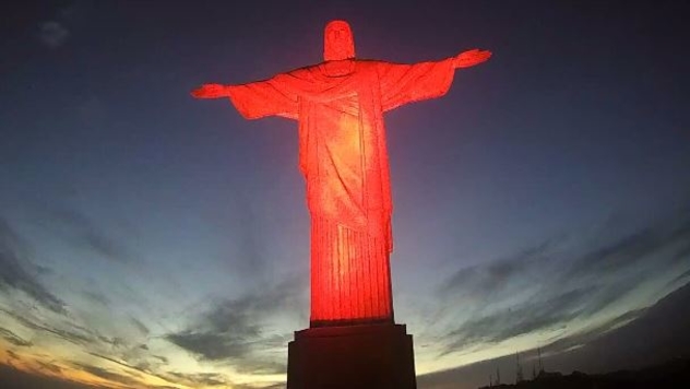 Cristo Redentor pelo fim da violência contra as mulheres