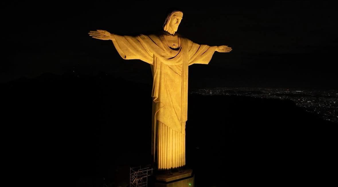 Cristo Redentor recebe iluminação em amarelo pelo Mês Mundial do Aleitamento Materno