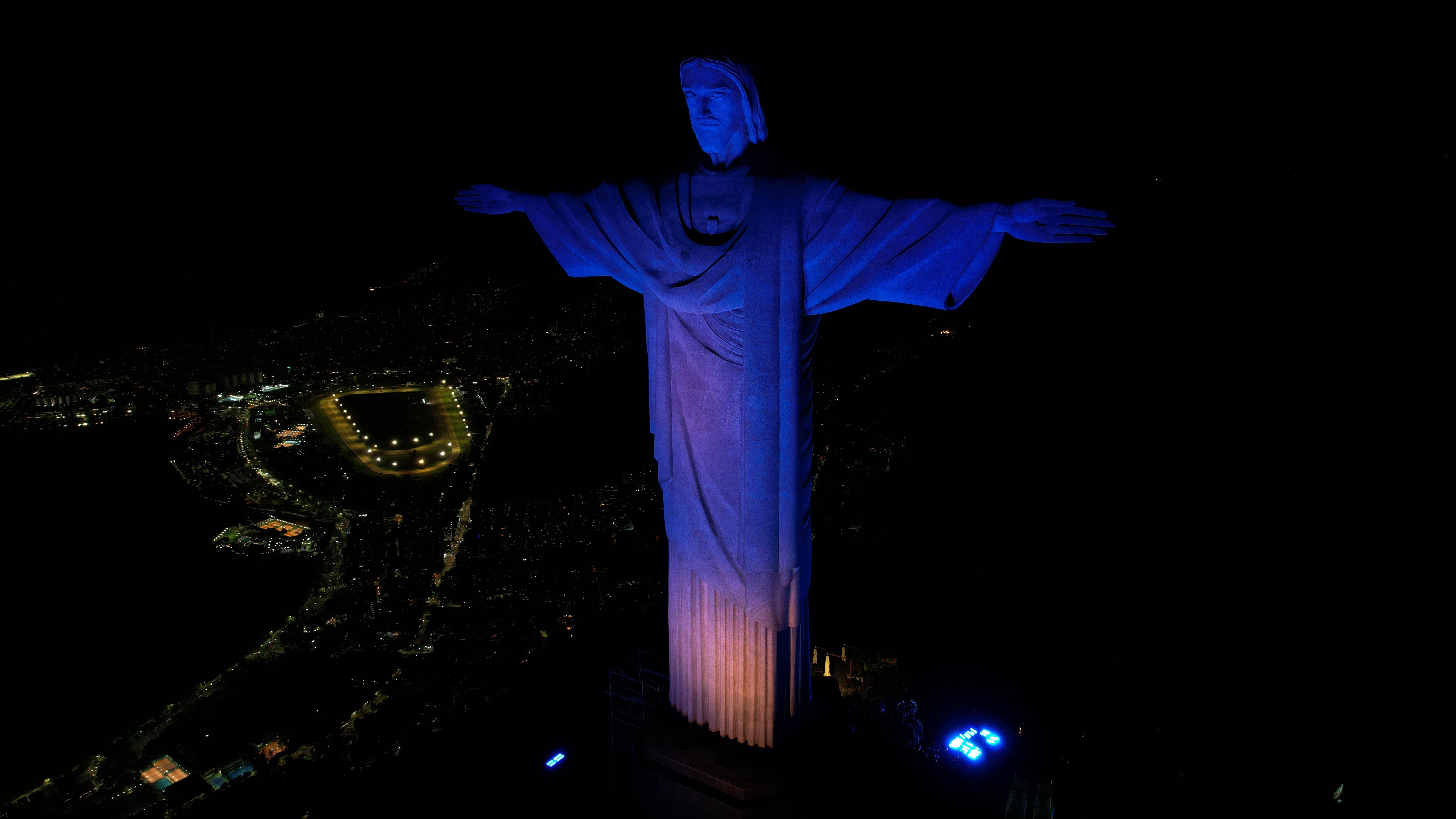 Cristo Redentor recebe iluminação em azul pelo Dia Mundial de Conscientização sobre o Autismo