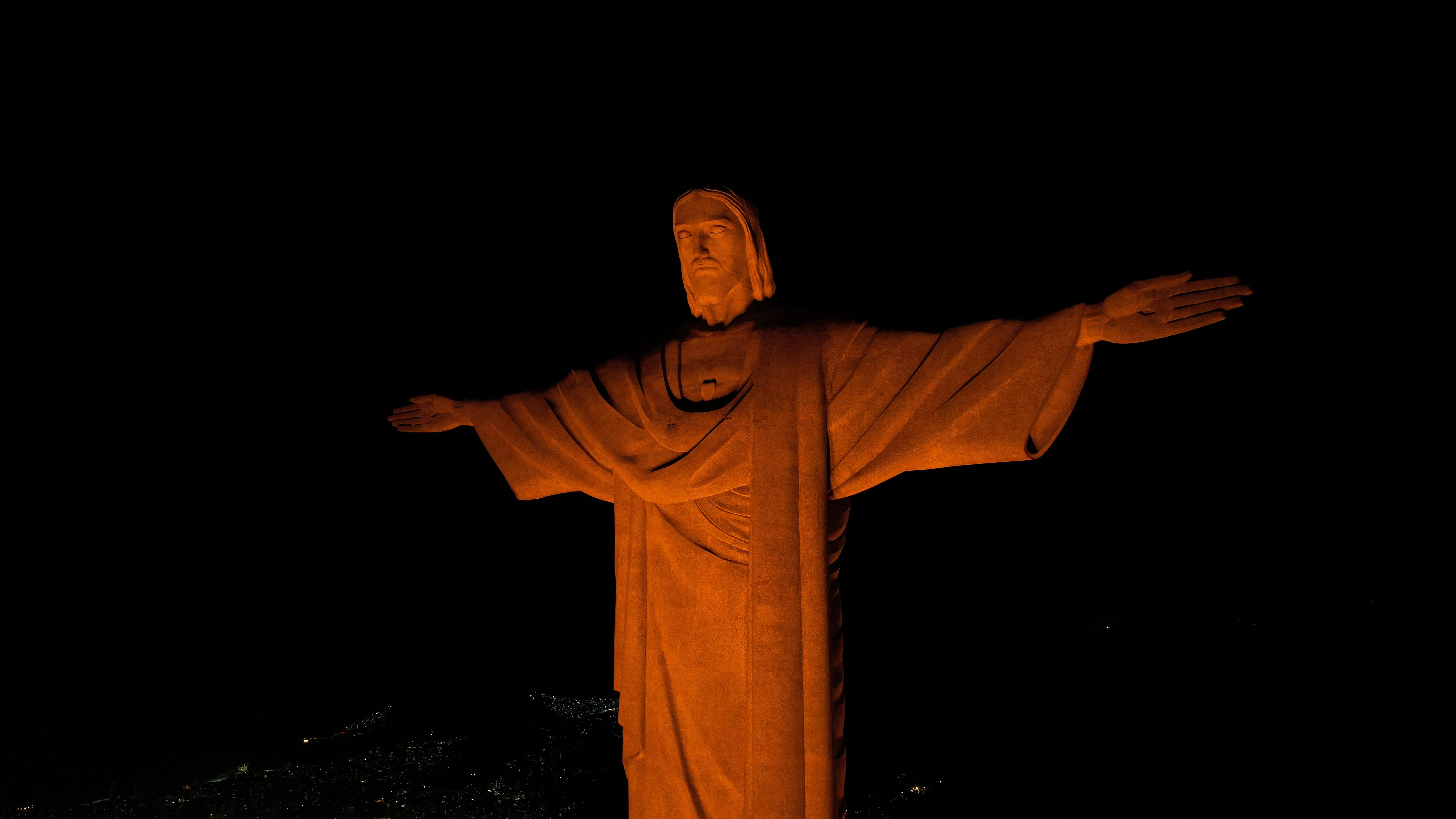 Cristo Redentor recebe iluminação em laranja pelo Dia Nacional de Combate ao Abuso e à Exploração Sexual de Crianças e Adolescentes, nesse domingo
