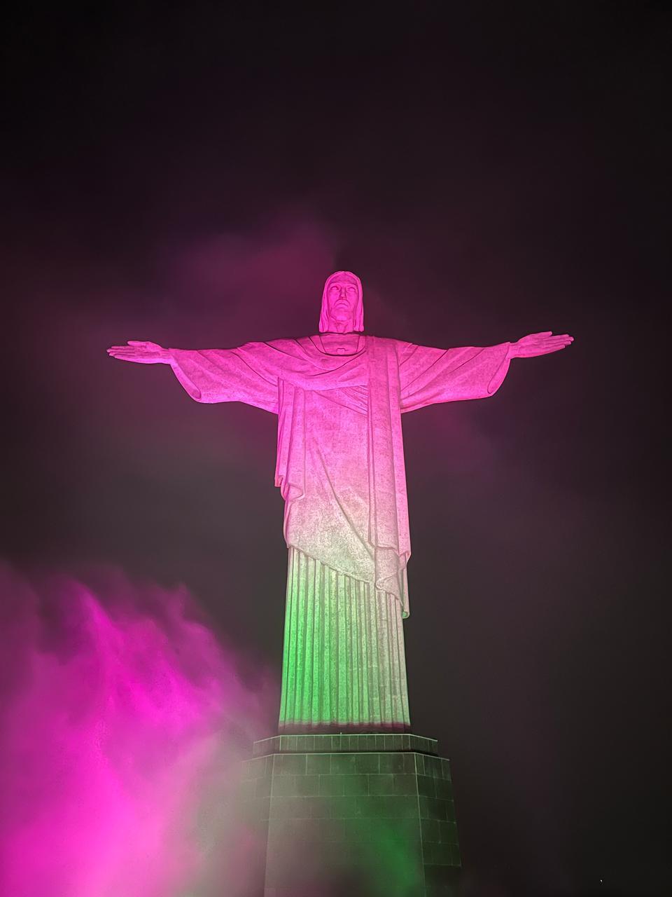 Cristo Redentor recebe iluminação em rosa e verde pelo Mês de Conscientização da Atrofia Muscular Espinhal