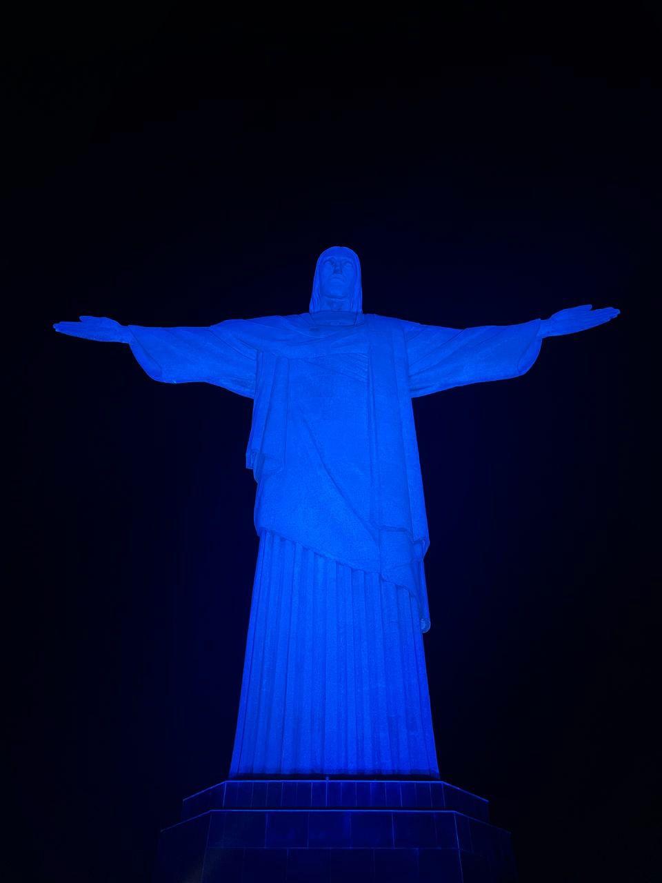 Cristo Redentor recebe iluminação especial em azul pela defesa dos direitos das crianças