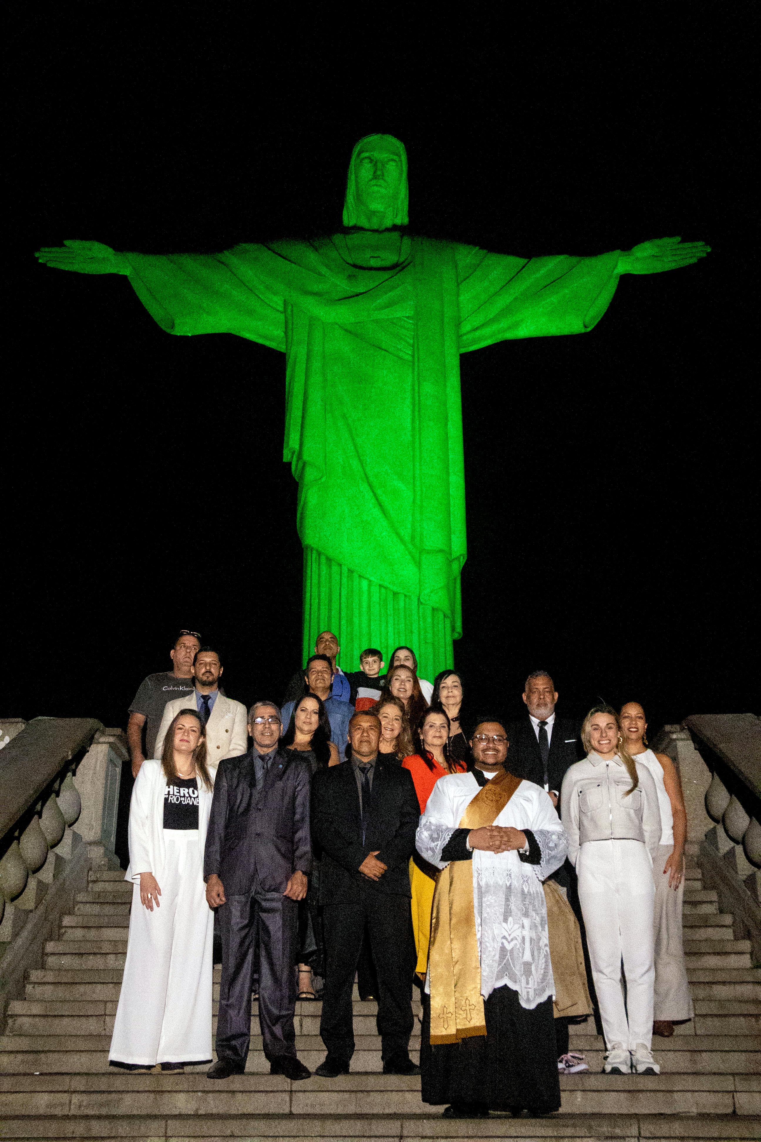 Cristo Redentor recebe iluminação especial em cerimônia pela IV Conferência Internacional sobre o Crime Organizado