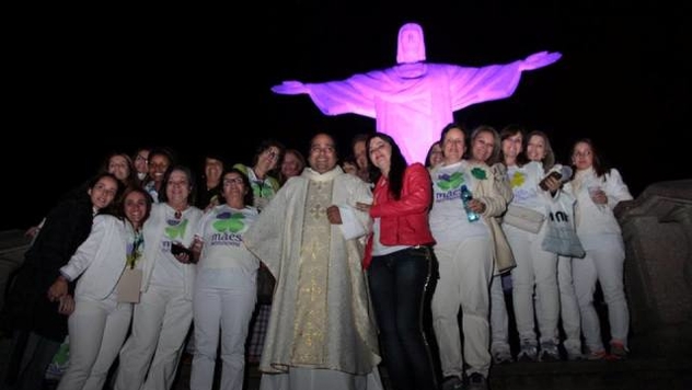 Cristo Redentor recebe iluminação especial em homenagem às mães