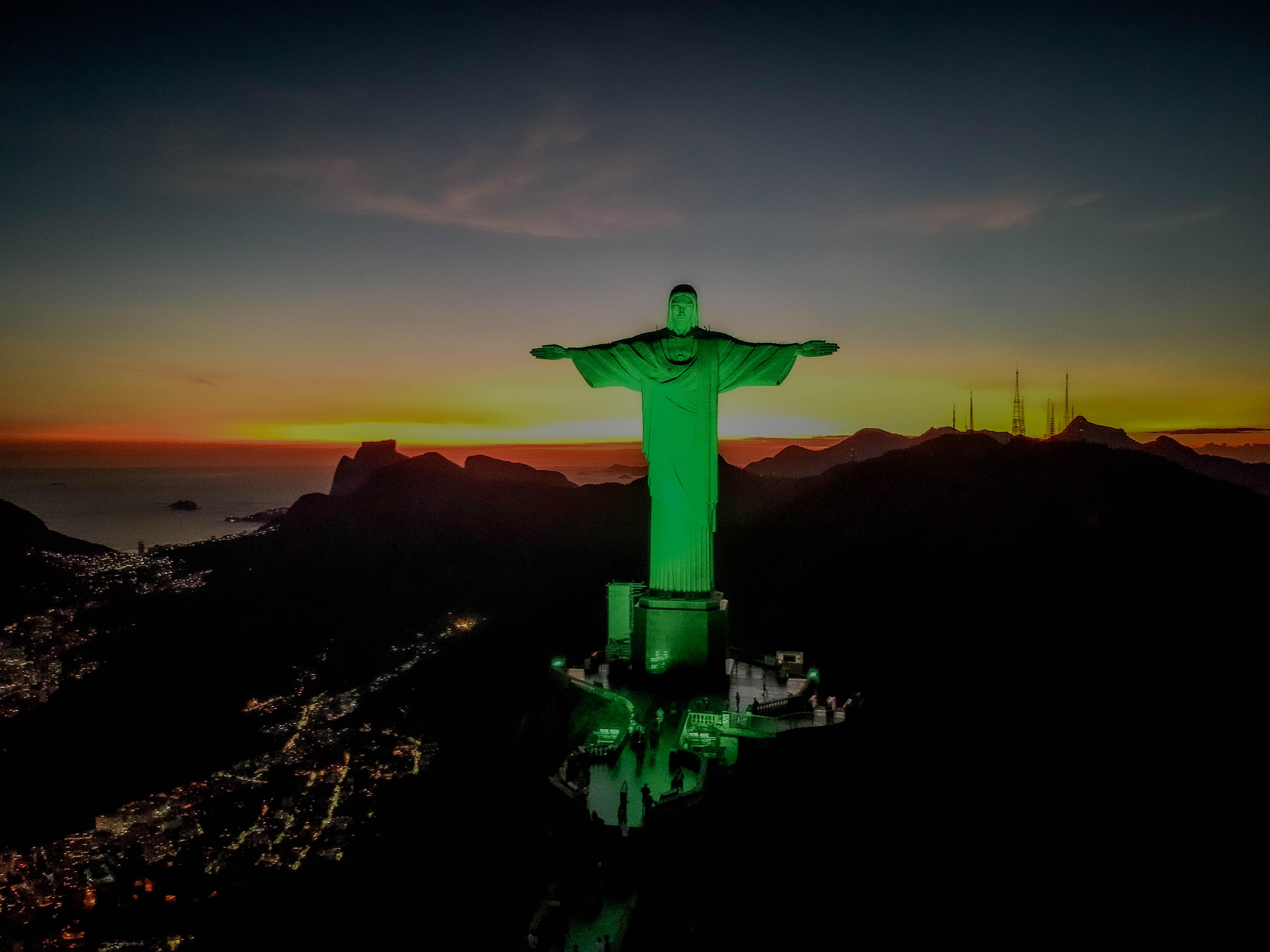 Cristo Redentor recebe iluminação especial pela final da Copa Verde