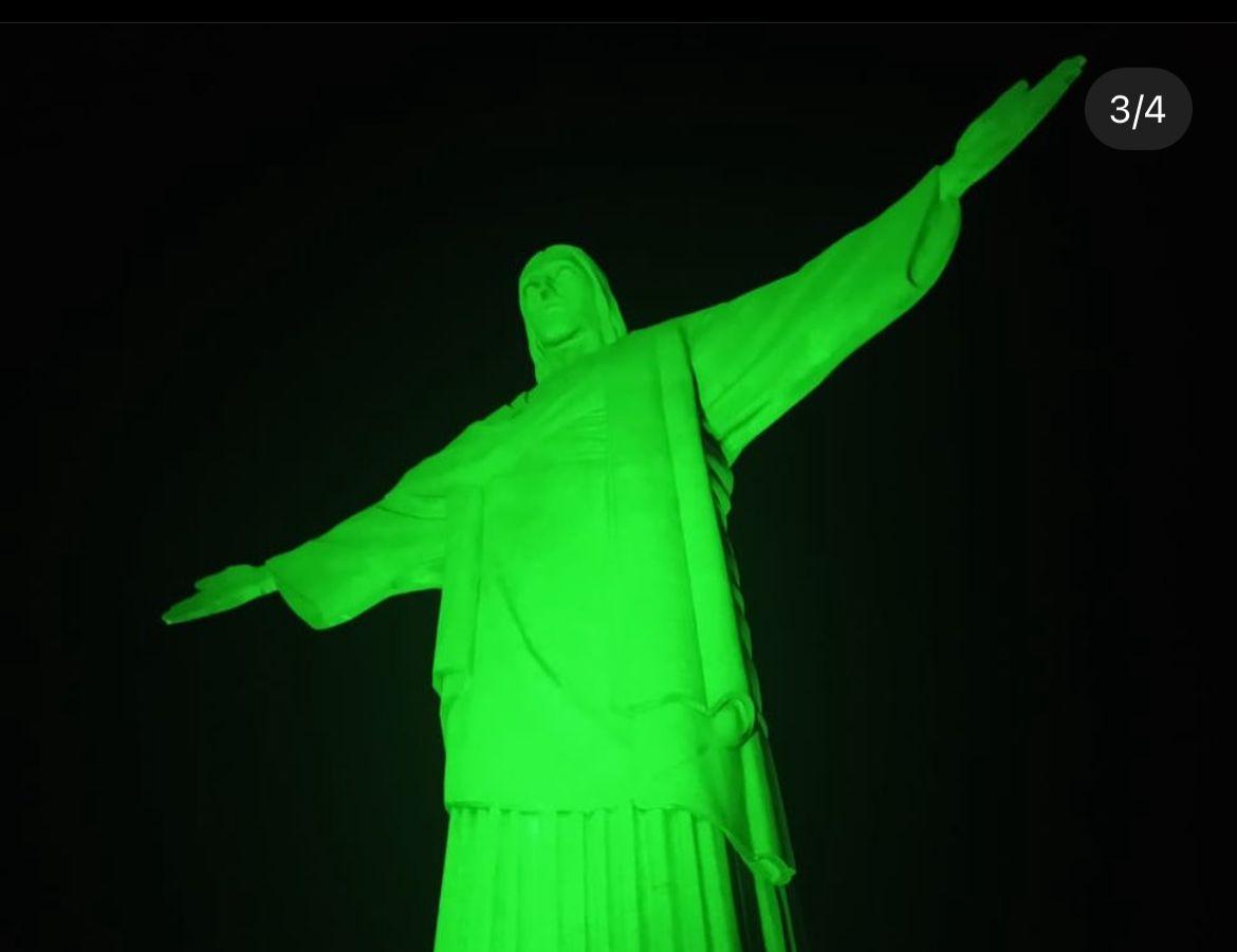 Cristo Redentor recebe iluminação especial pelo Dia do Soldado