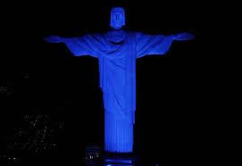Cristo Redentor recebe iluminação especial pelo Dia Estadual da Baía de Guanabara