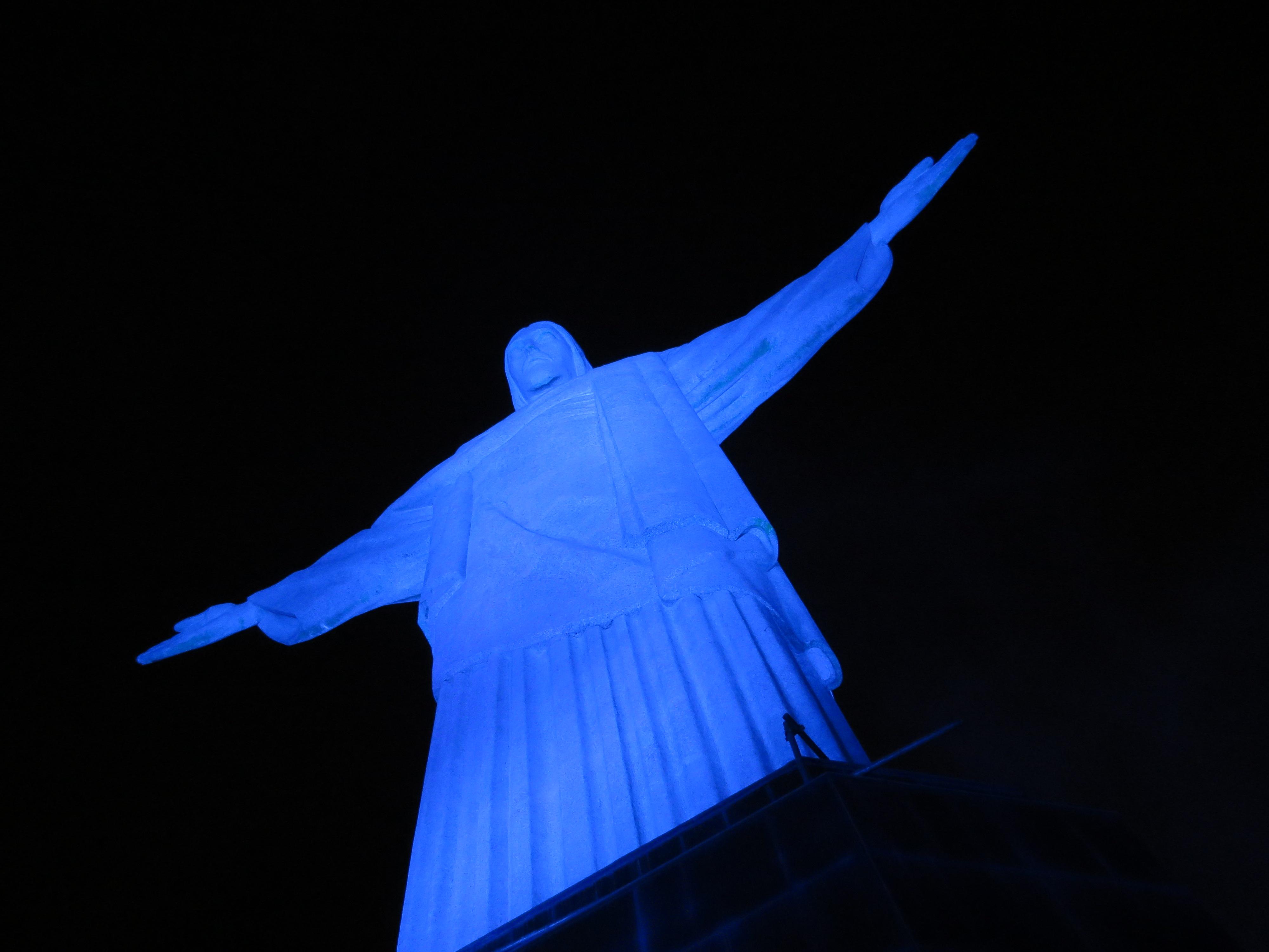 Cristo Redentor recebe iluminação especial pelo Dia Mundial e Nacional de Enfrentamento ao Tráfico de Pessoas