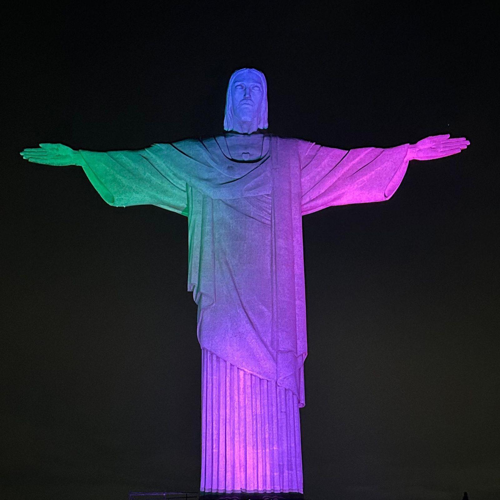 Cristo Redentor recebe iluminação especial pelo Dia Mundial das Doenças Raras nesse sábado