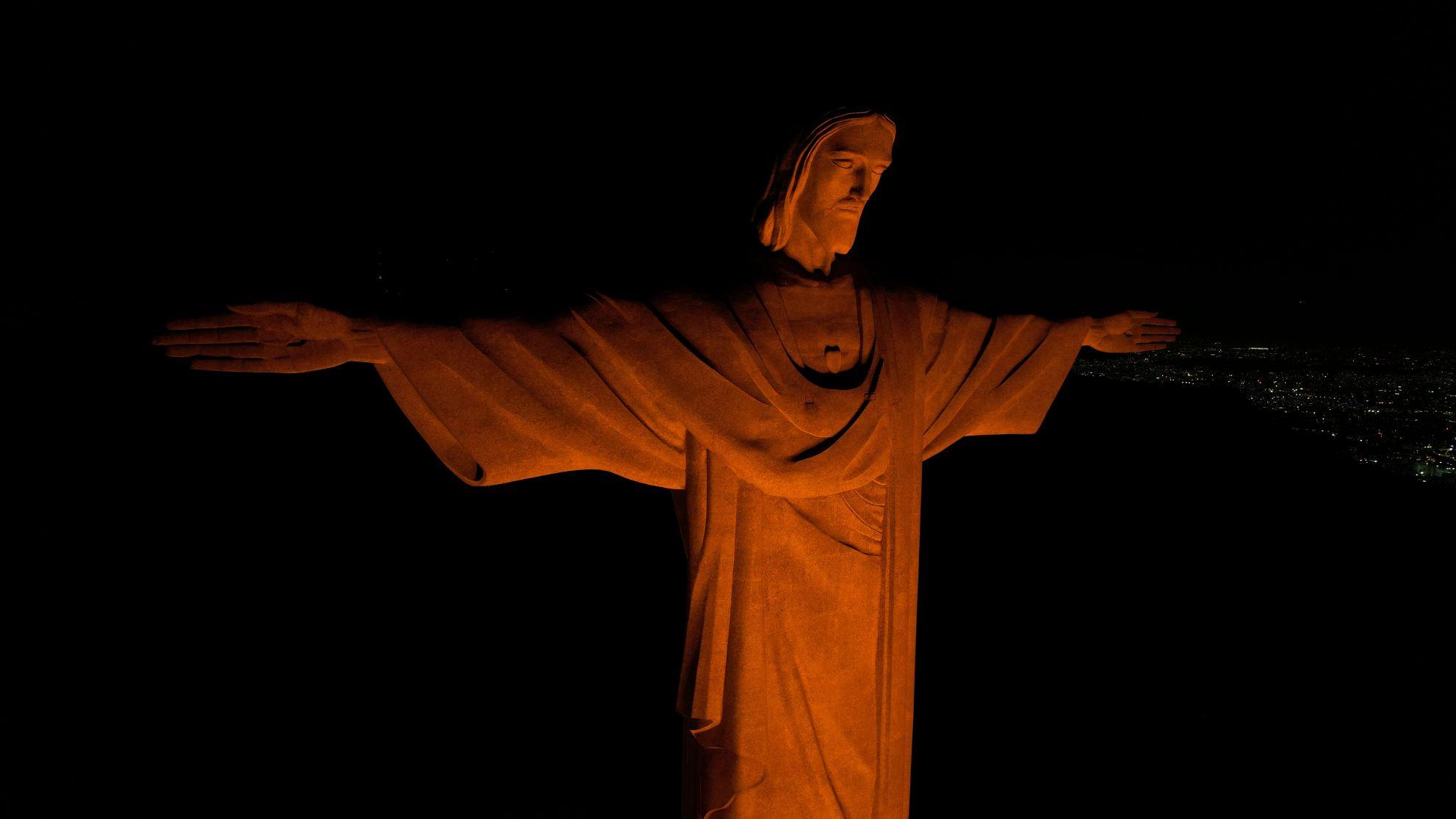Cristo Redentor recebe iluminação laranja nesta segunda-feira em ato histórico contra a crueldade com os animais