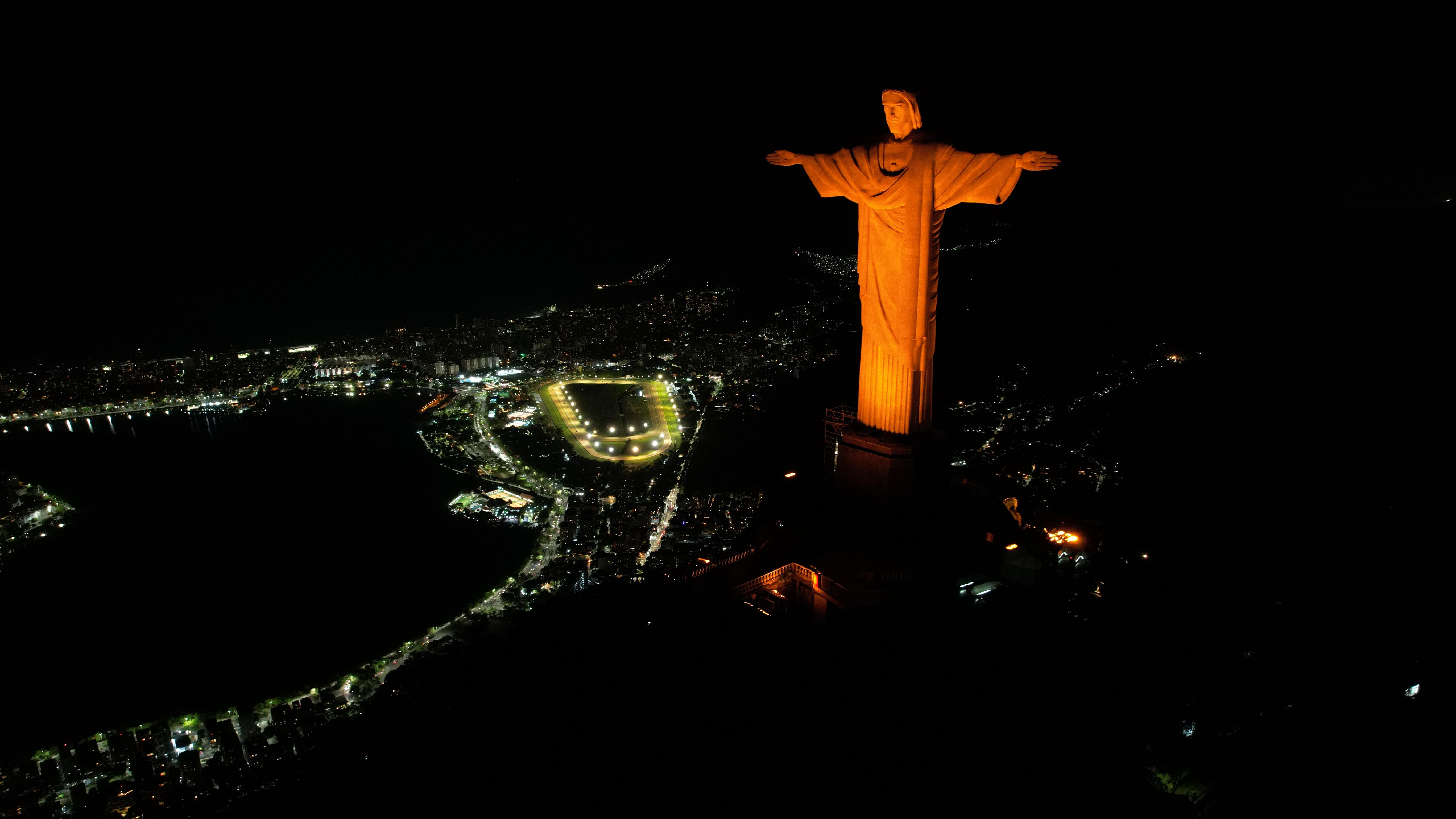 Cristo Redentor recebe iluminação laranja pelo Dia Mundial da Segurança do Paciente