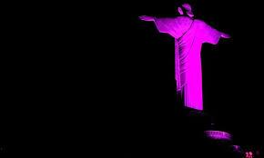 Cristo Redentor recebe iluminação roxa para conscientizar sobre a fibrose cística