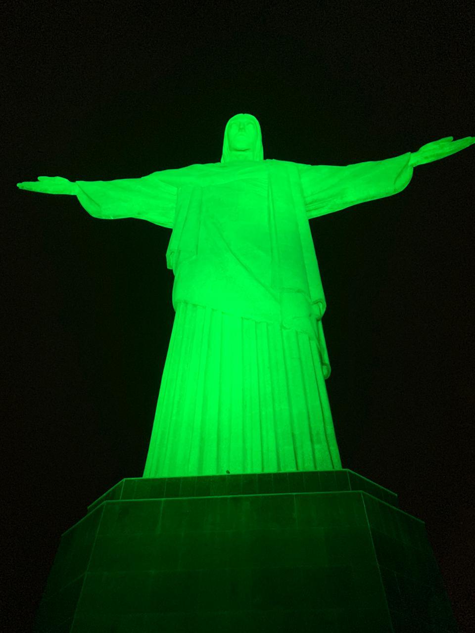 Cristo Redentor recebe iluminação verde para celebrar 150 anos da Diretoria de Hidrografia e Navegação