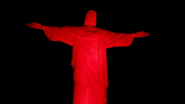 Cristo Redentor vermelho pelos 190 anos da advocacia brasileira
