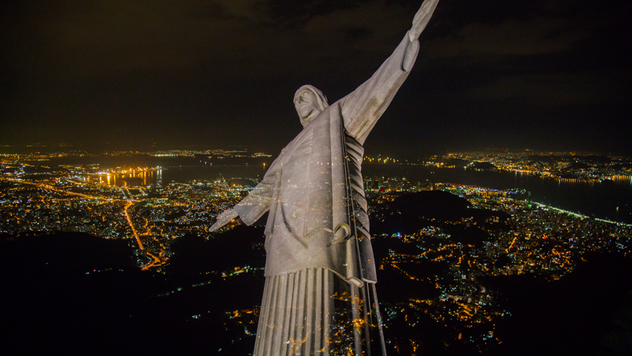 Desejos de paz, aos pés do Cristo Redentor