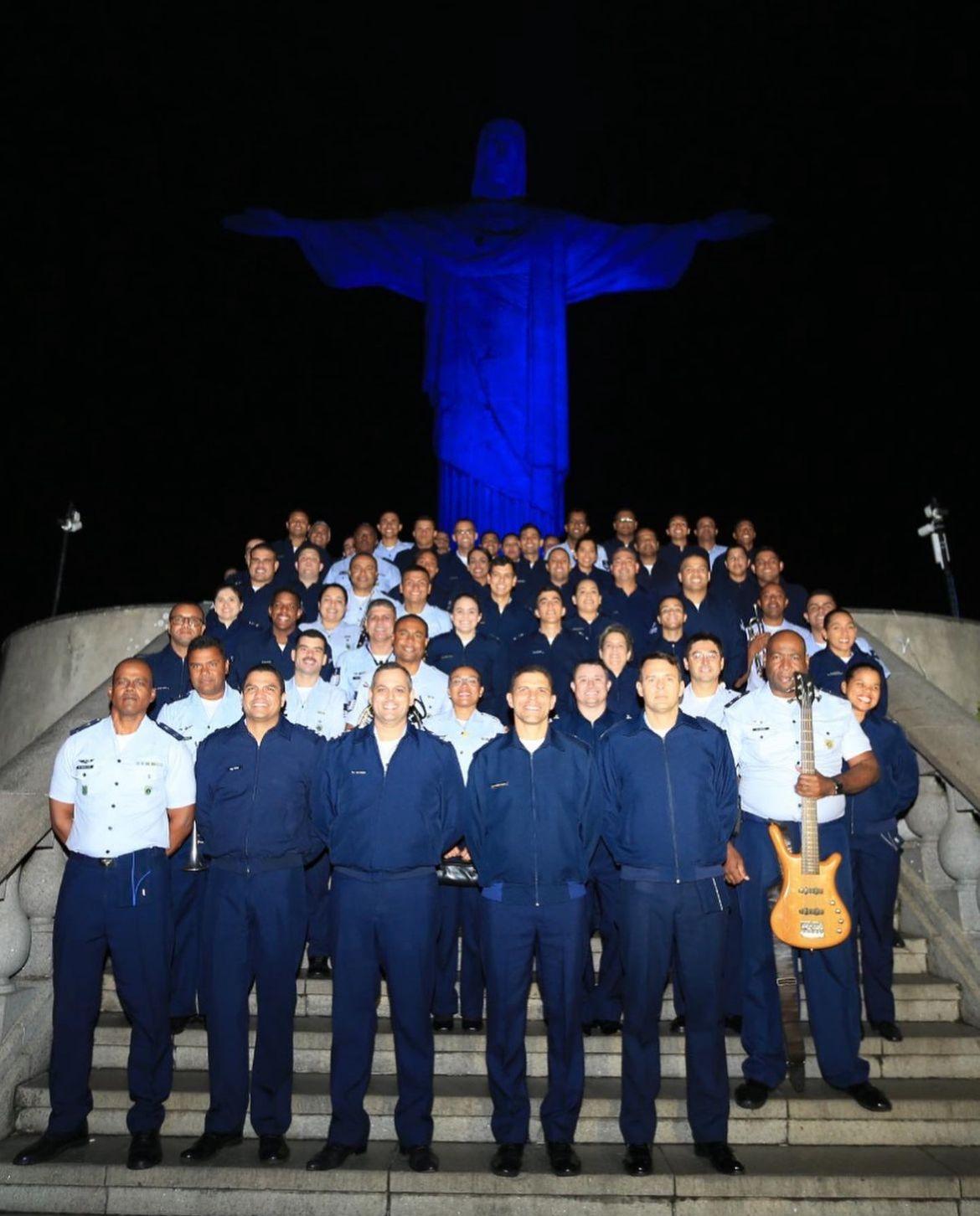 Força Aérea Brasileira ilumina Cristo Redentor em Comemoração aos 150 anos de Santos Dumont