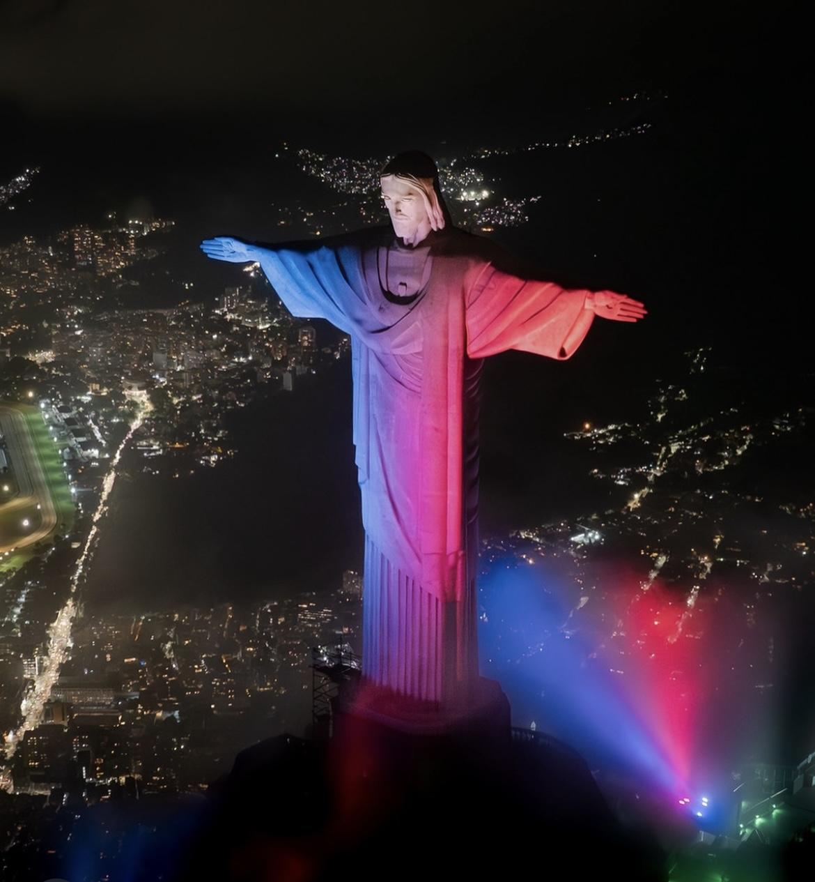 Iluminação do Cristo Redentor com as cores da França pela campanha “MAKE IT ICONIC” / “MARQUEZ LES ESPRITS”