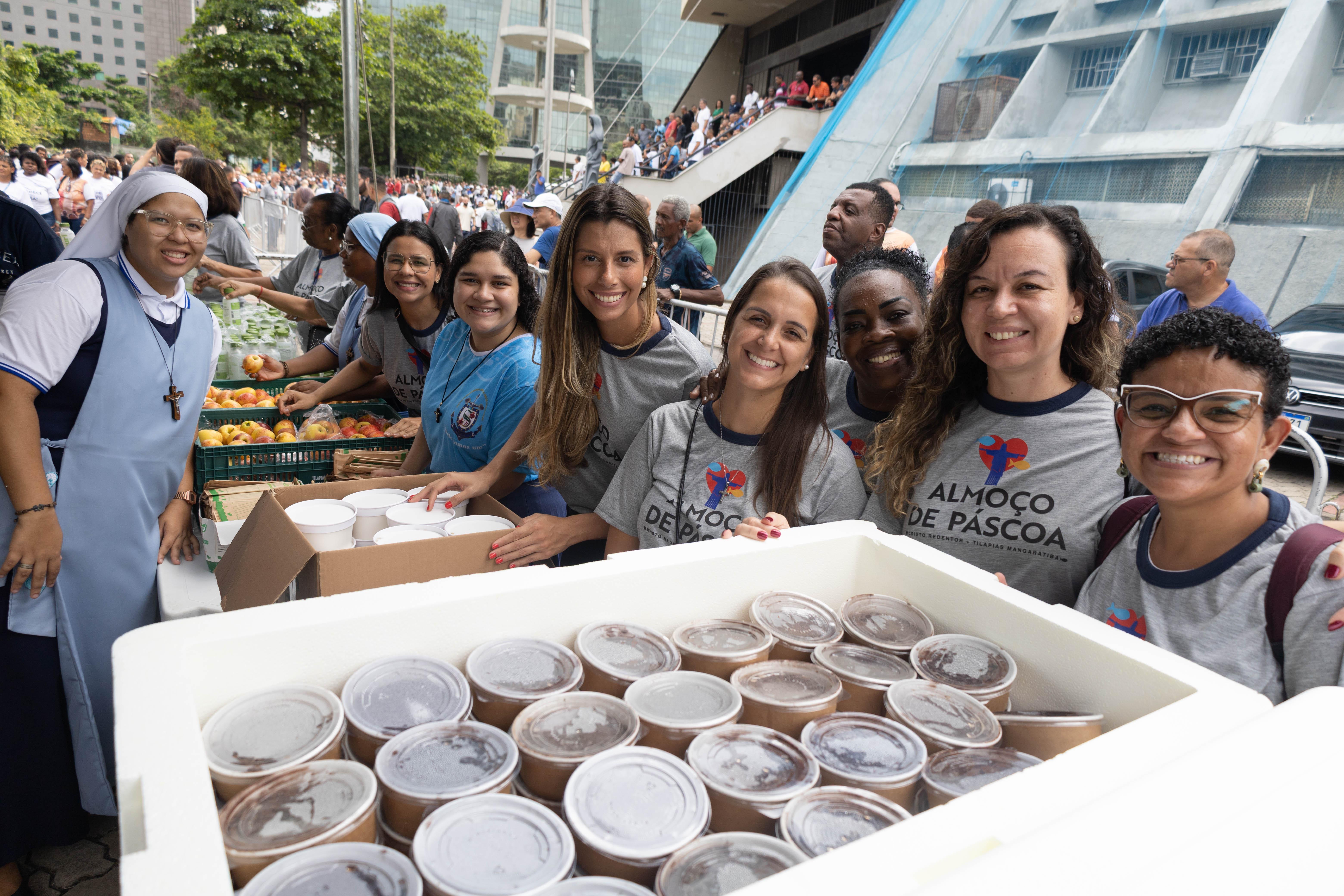 Páscoa Solidária reúne mais de 3 mil pessoas em almoço especial na Catedral do Rio